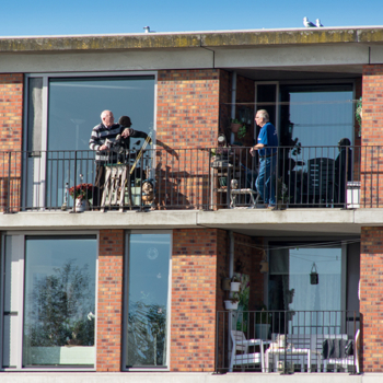 Seniorenwohnen Männer auf Balkon Foto iStock Cornutus.jpg